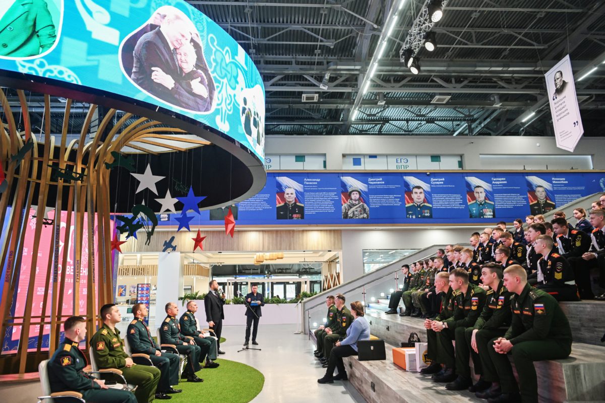 Представители Рособрнадзора, выпускники, преподаватели и курсанты вузов Минобороны поговорили о военных профессиях