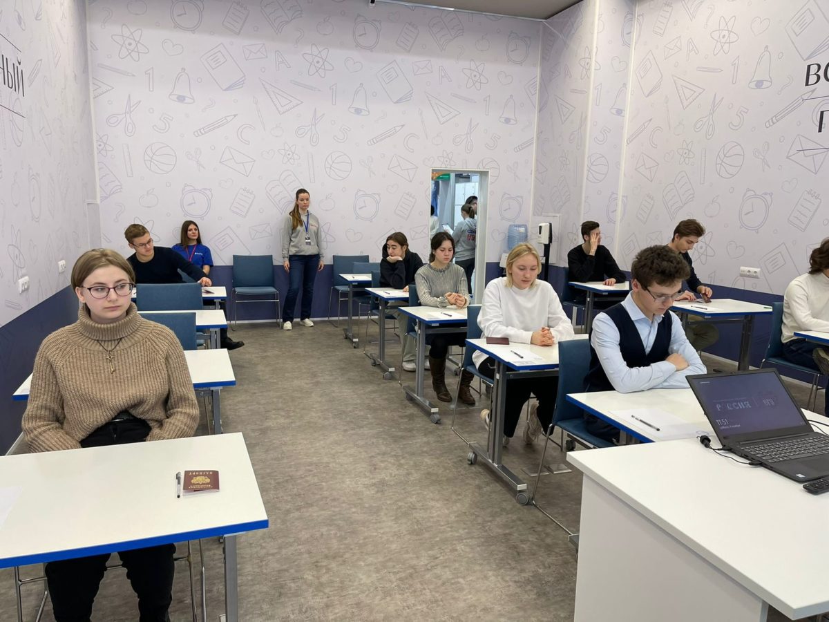 Начал работу стенд Рособрнадзора на Международной выставке-форуме «Россия», где можно потренироваться в написании ЕГЭ и ВПР
